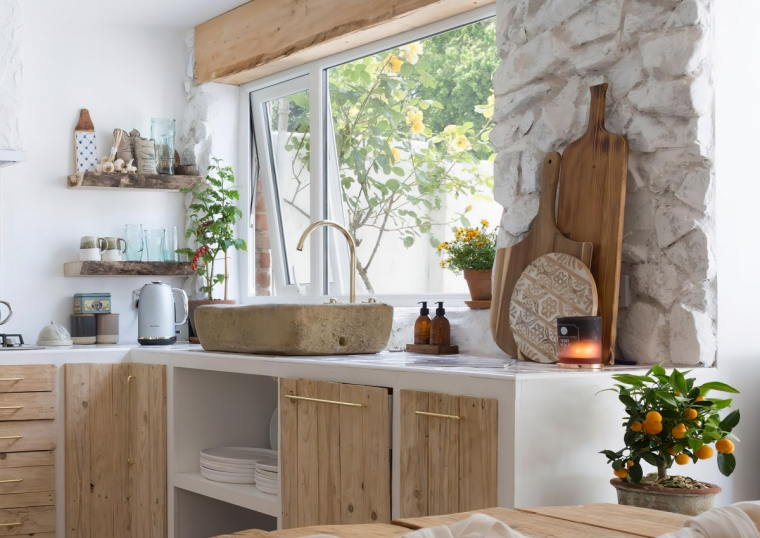 deco de cuisine en blanc et bois fenetre evier pierre naturelle meubles bois clair