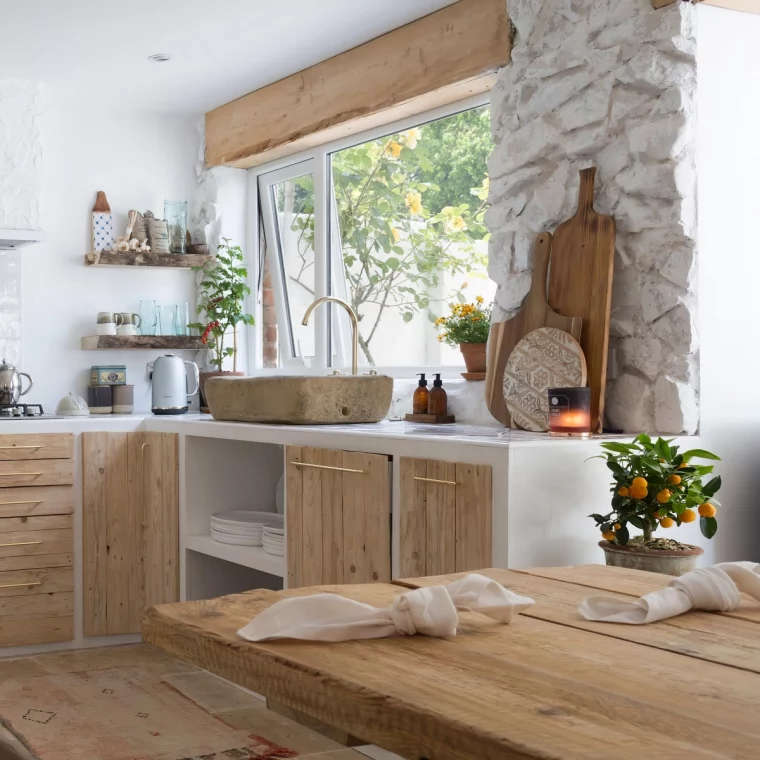 deco de cuisine en blanc et bois fenetre evier pierre naturelle meubles bois clair