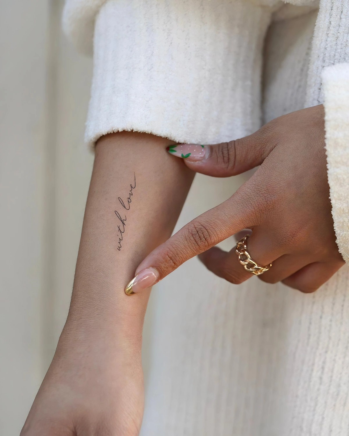 ecriture tatouage femme discret amour message bague or manucure french en couleur