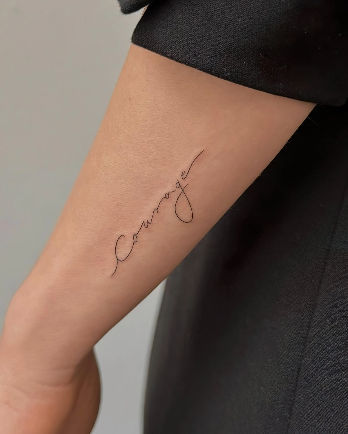 ecriture tatouage femme discret mot courage bras dessin corporel