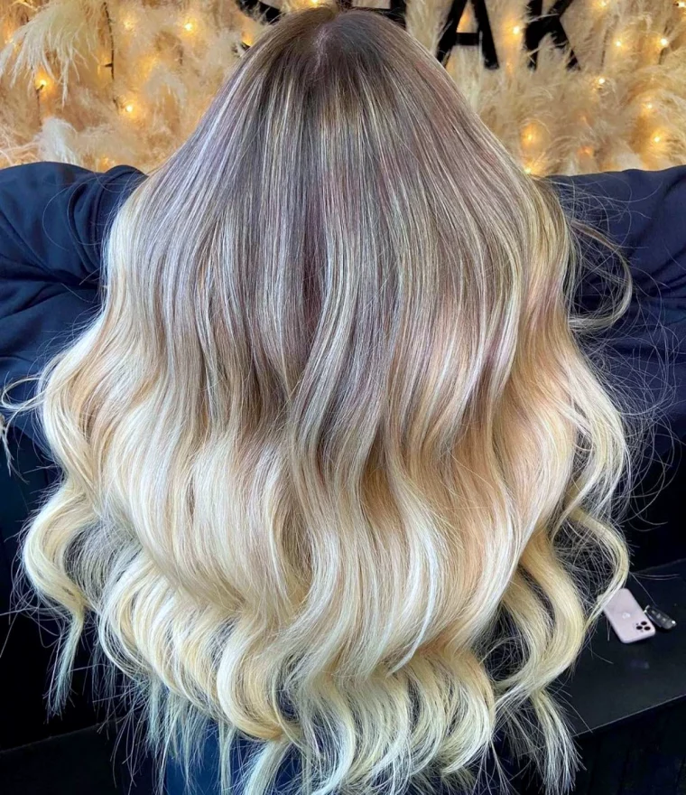 exemple de balayage renverse sur des cheveux clairs