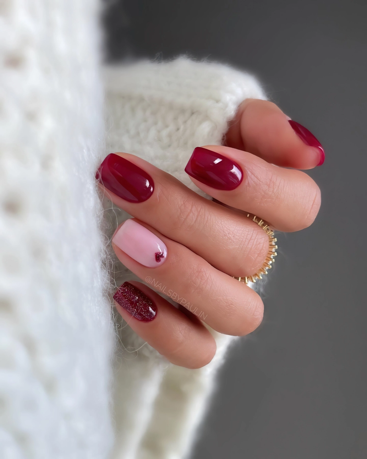 fedmanucure rouge bordeaux nail art sur un seul ongle dessin coeur rouge
