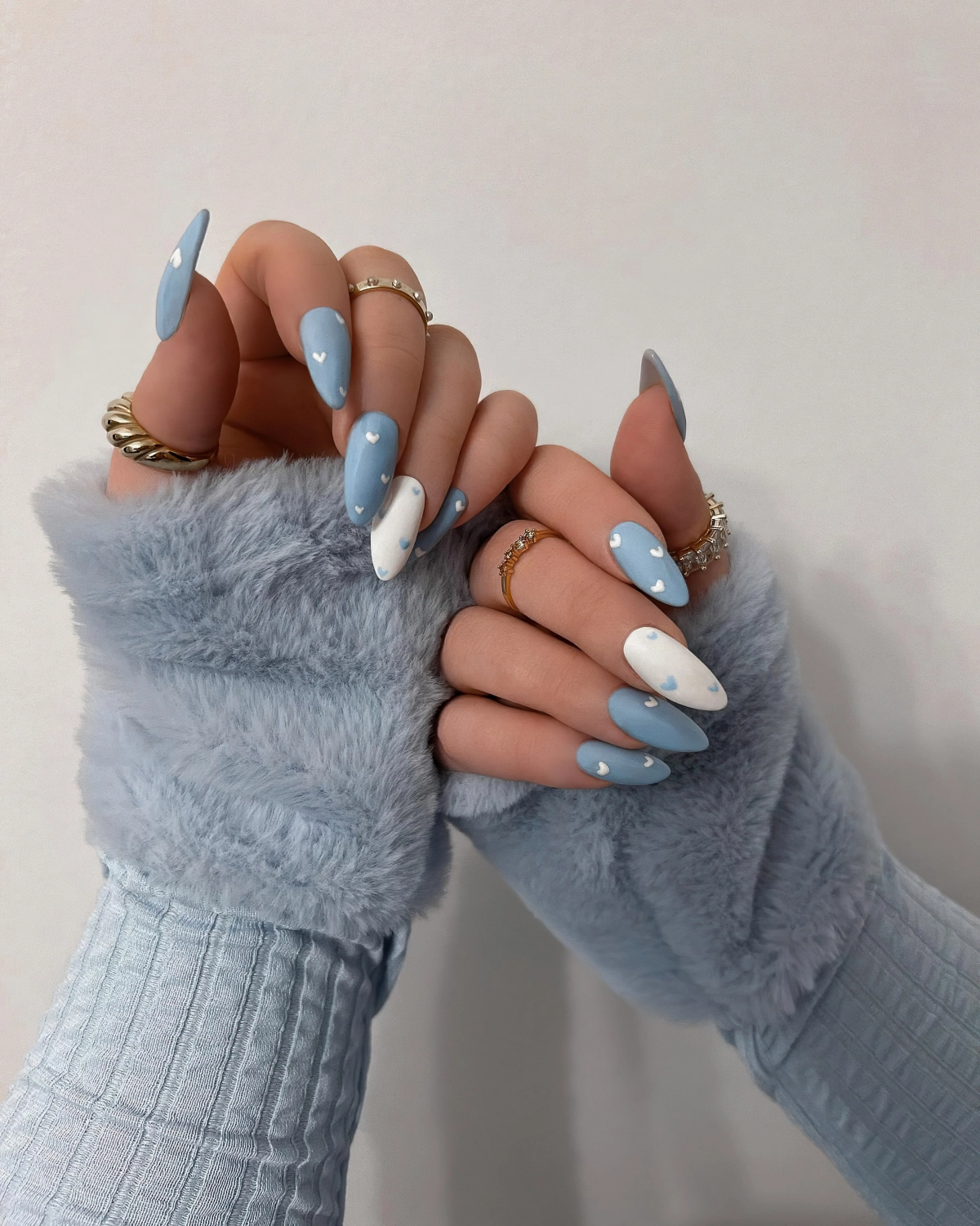 fedvernis bleu pastel dessin coeur blanc nail art hiver bagues or ongles longs