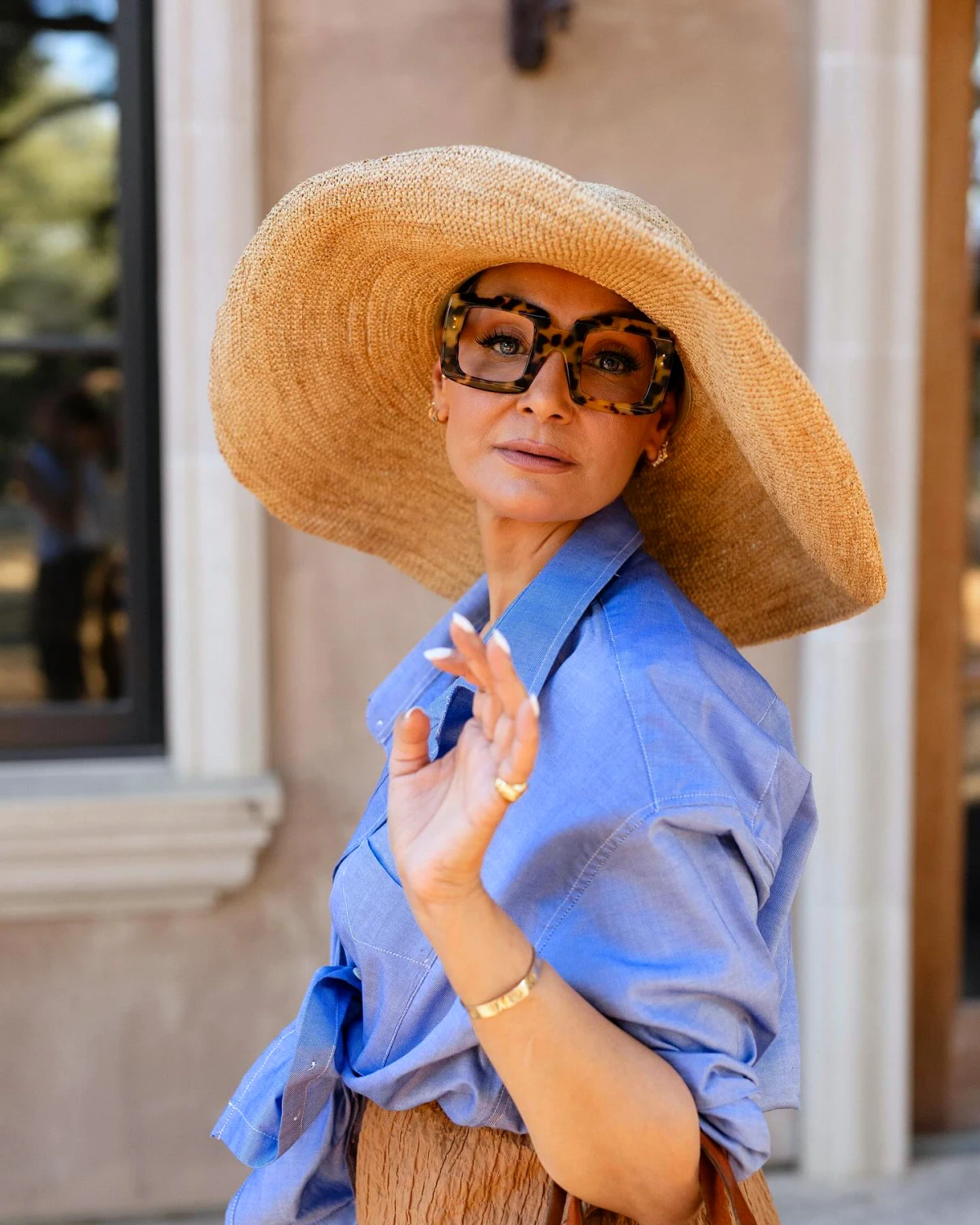 femme de 50 ans grosses montures a motifs chapeau chemise en jean