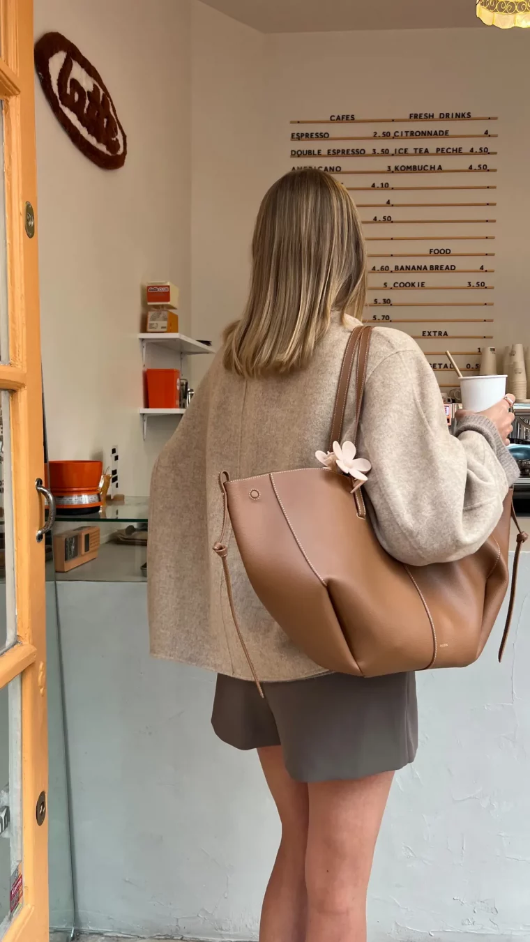 femme en culottebrin jiletlargebeige