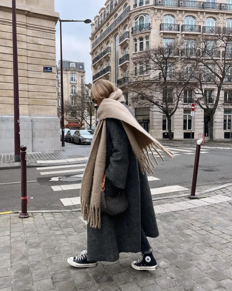 femme en manteau large etbaskets