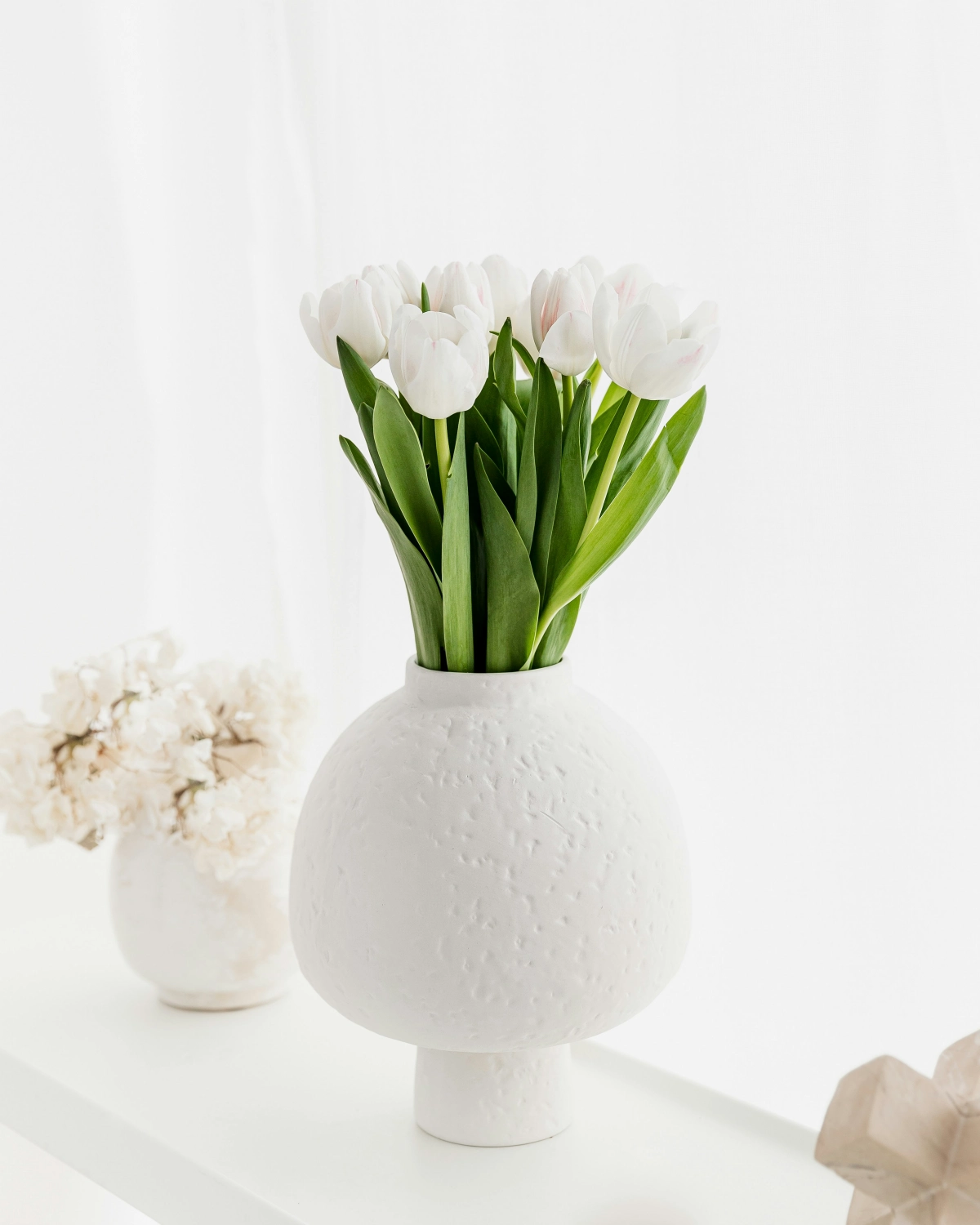 fond d ecran esthetique vase texture blanc bouquet tulipes blanches