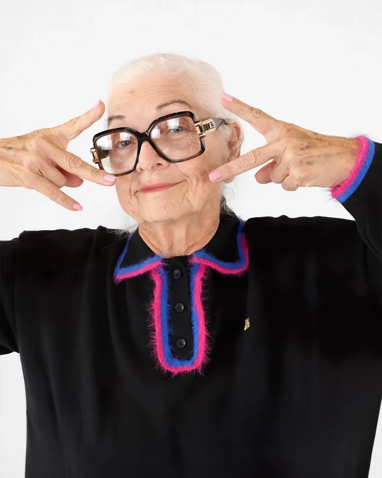 grosse monture lunettes de vue blouse noire vernis rose mode femme 80 ans