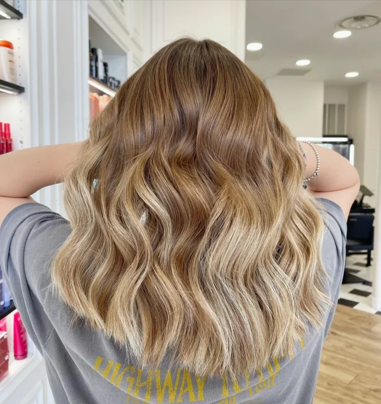 idee de coupe de cheveux blonde avec un beau balayage