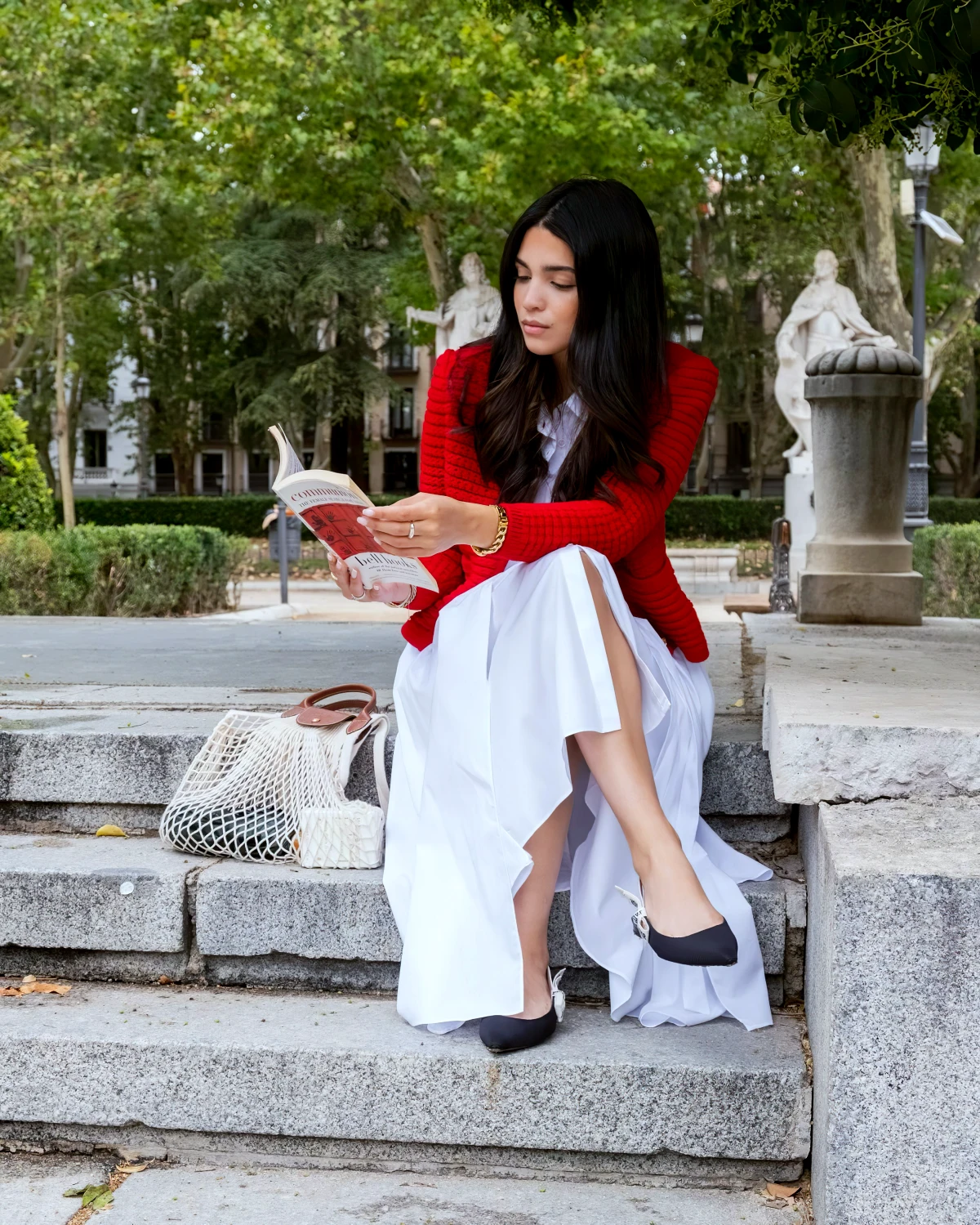 idee de look avec robe blanche jilet rouge tendance mode