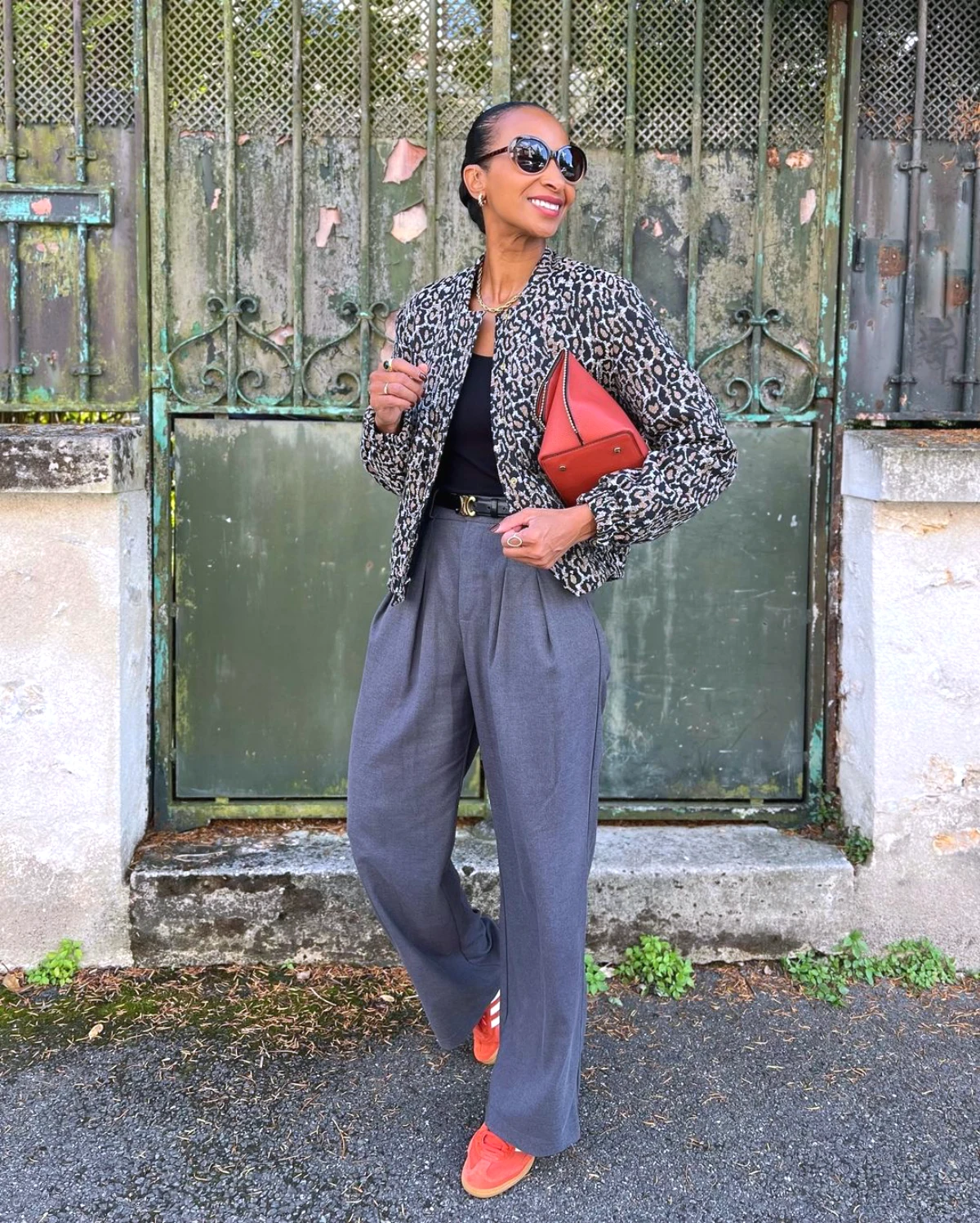 idee de look sport chic mode femme 60 ans baskets rouges pantalon gris veste leopard