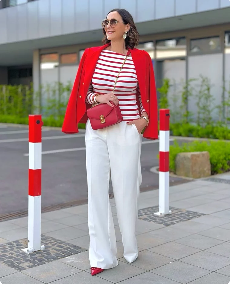 idee de tenue tendance 2024 femme 50 ans veste rouhe pantalon blanc