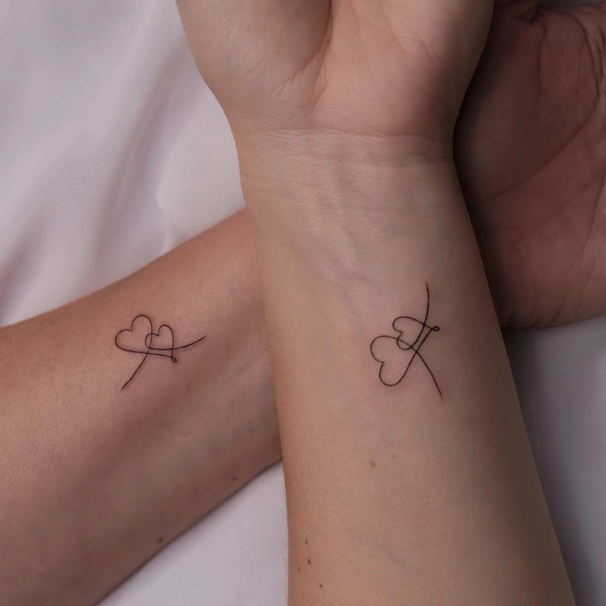 idee tatouage en couple petits coeurs discrets lignes minimaliste art corporel