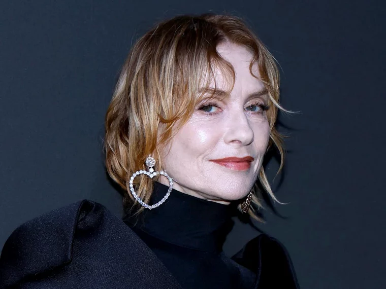 isabelle huppert coupe de cheveux degrade boucles d oreille coeur