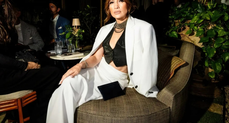 j lo en robe longue blanche top veston noir et veste blanche