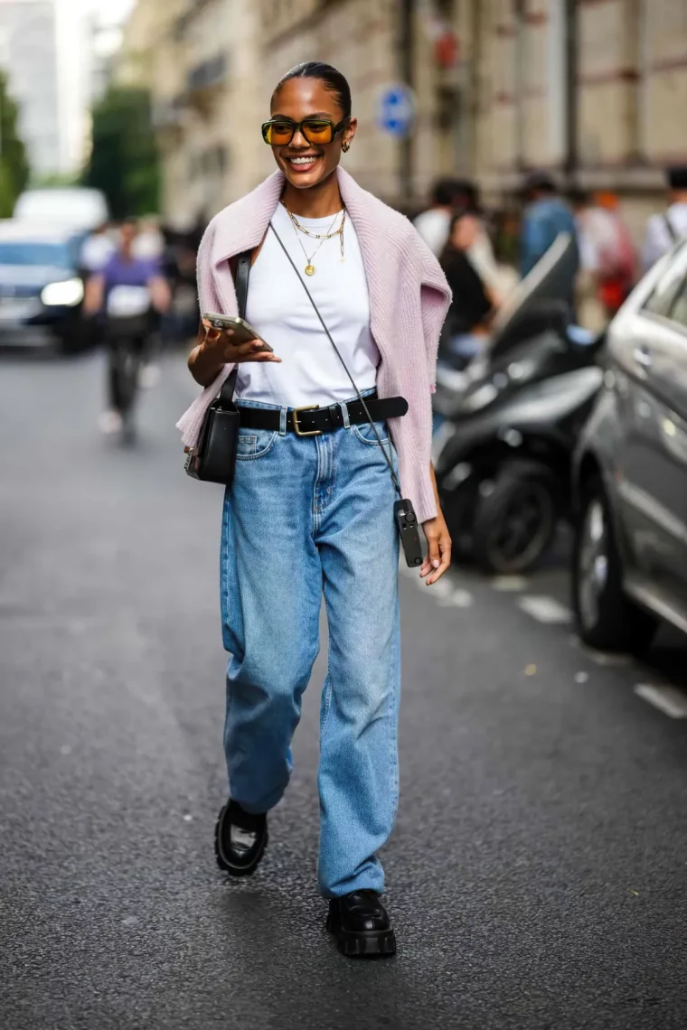 jean baggy de type mom ceinture top blanc pull rose