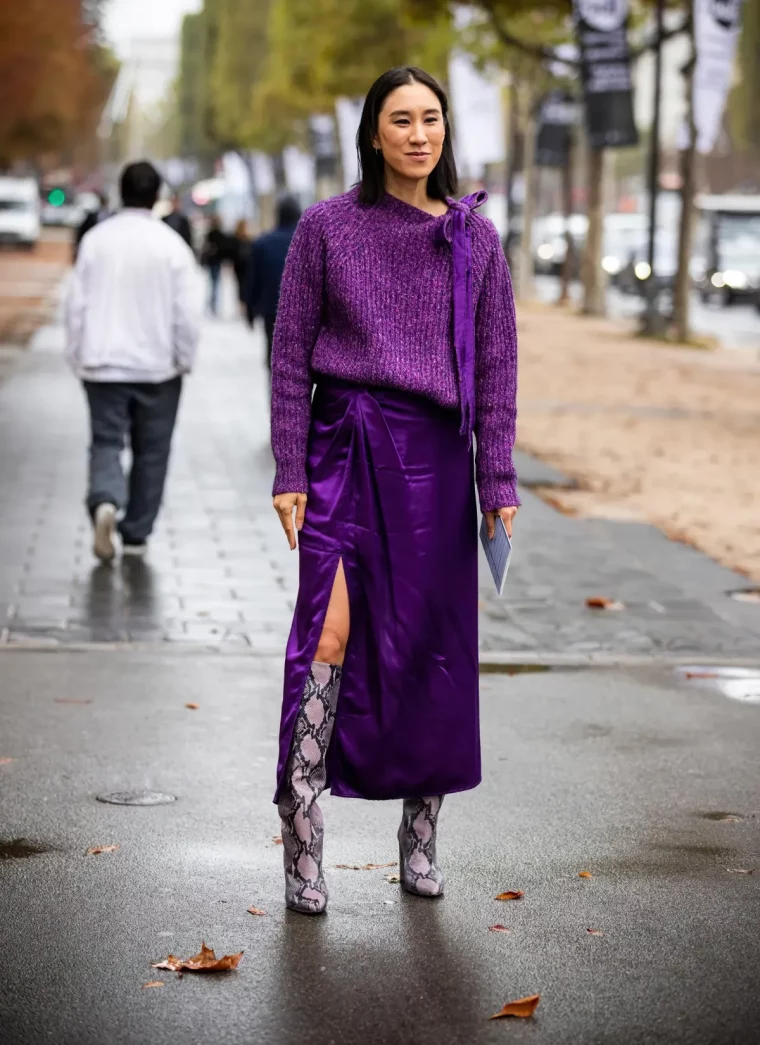 jupe midi fendue violette pull violet bottes au genou