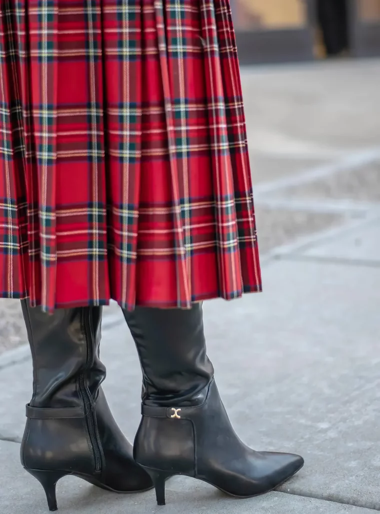 jupe midi plissee avec bottes au genou noires