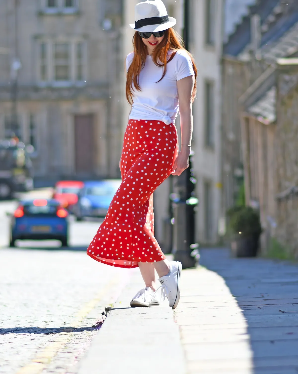 jupe midi rouge a pois baskets blanches t shirt blanc