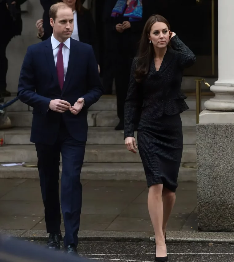 kate middleton en tenue noire jupe au genou et veste