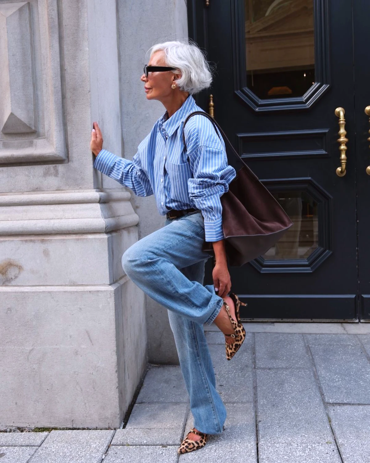 look chic et moderne femme cheveux gris jean et chemise chaussures leopard