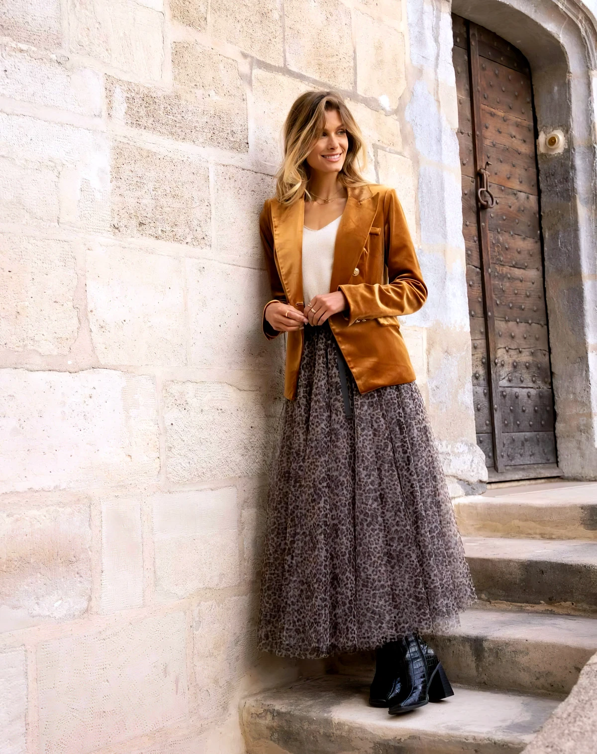 look d hiver femme 50 ans jupe plissee veste marron