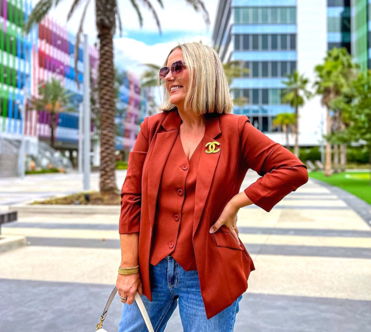 look moderne mode femme 50 ans veste couleur rouille jean clair