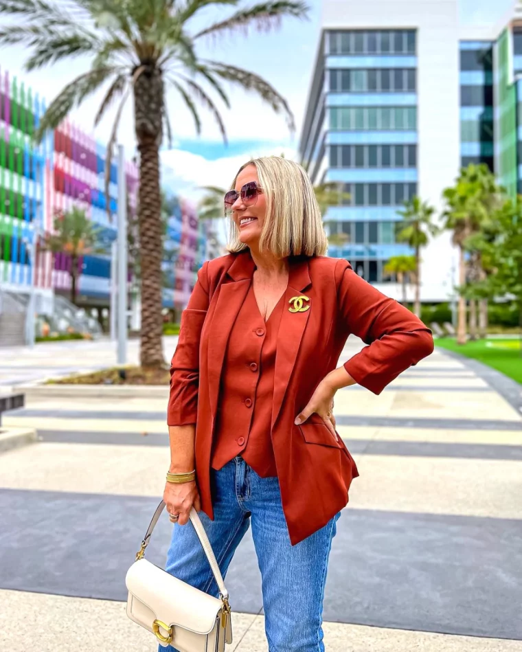 look moderne mode femme 50 ans veste couleur rouille jean clair