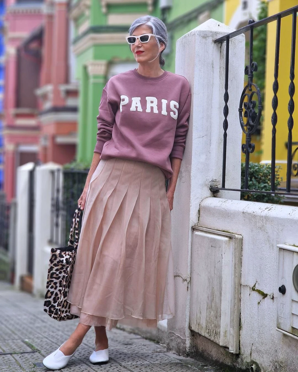 look sport chic femme 50 ans jupe et pull rose pastel