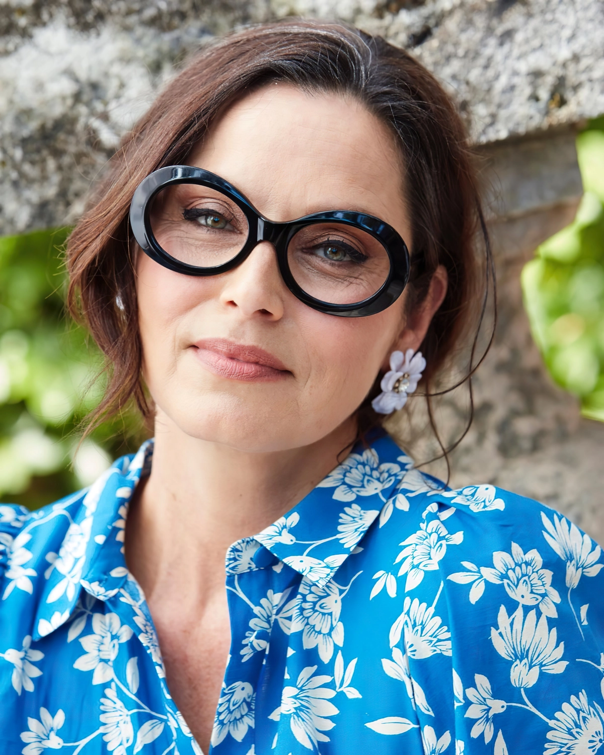 lunette de vue femme visage rond blouse bleue motifs floraux blancs