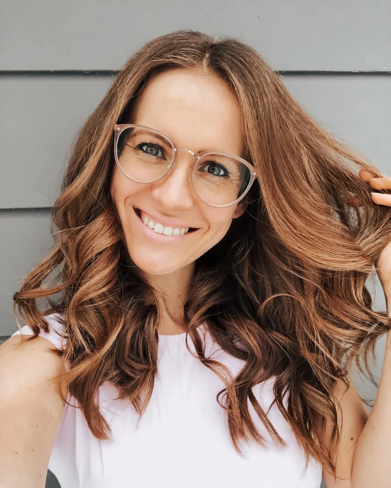 lunette fine coiffure cheveux longs couleur caramel ondulations maquillage nude