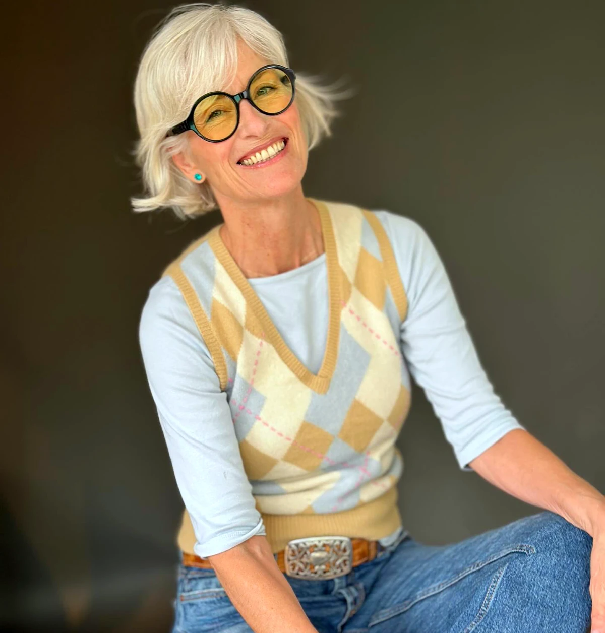 lunettes pour femme de 60 ans cheveux courts blonds look moderne