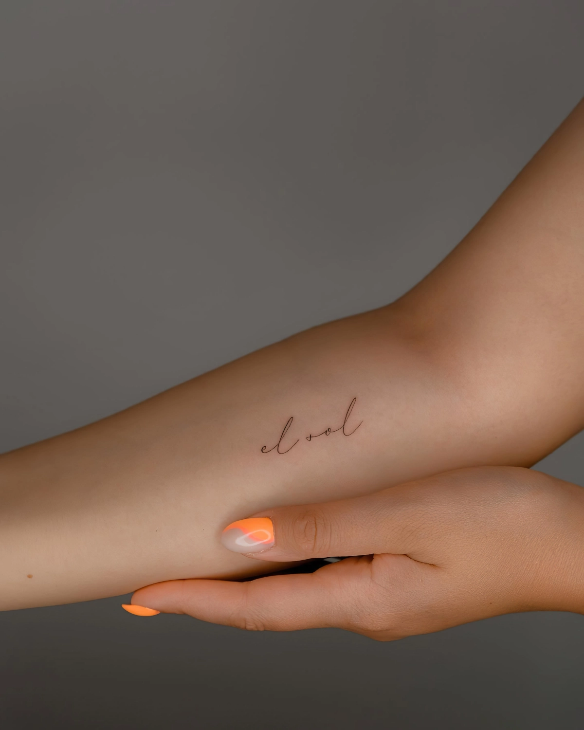 manucure janvier ongles nude et orange nail art tendance tattoo bras