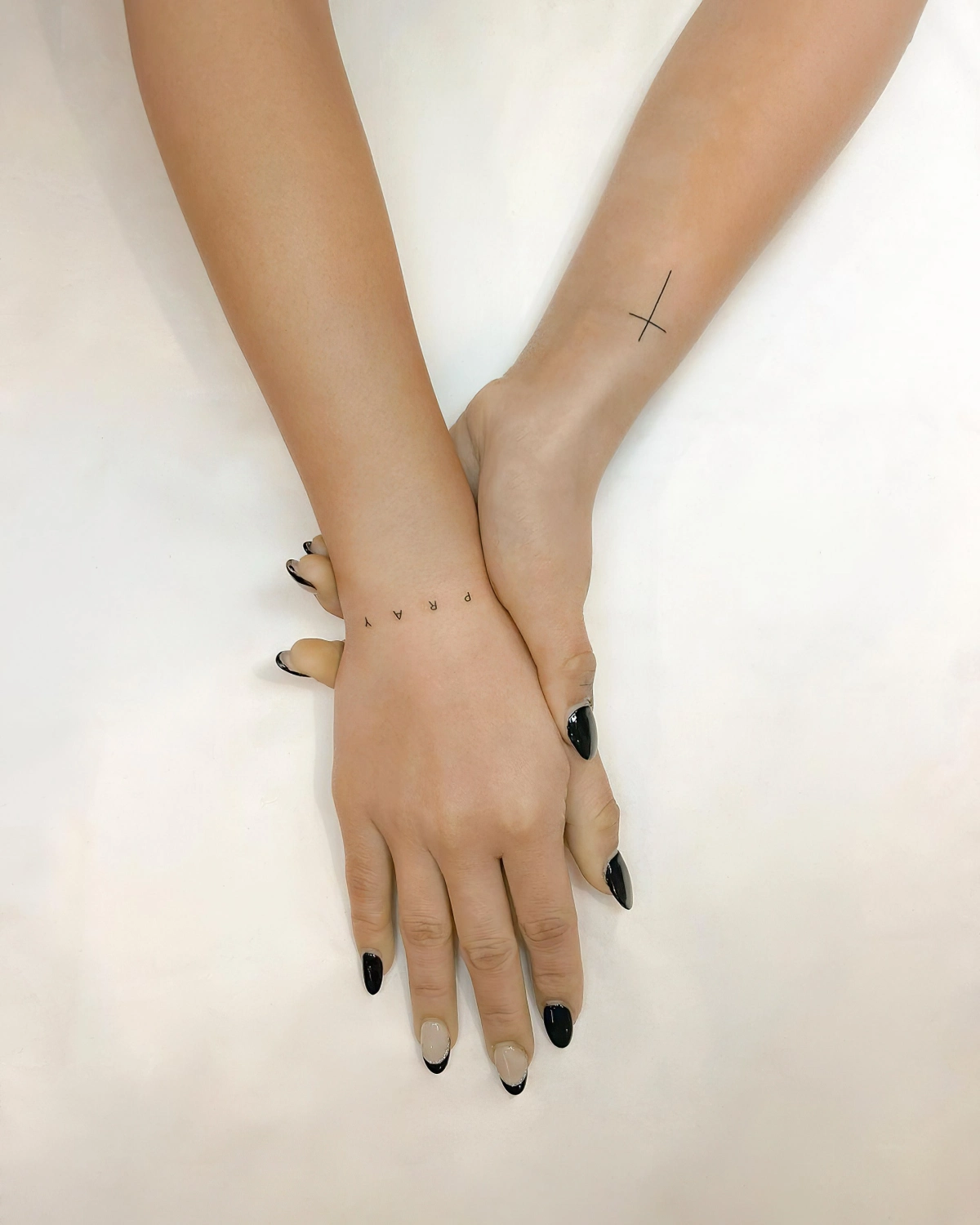 manucure vernis noir ongles longs nail art french tattoo croix poignet