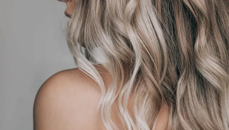 meches de couleur sur cheveux blancs balayage blond