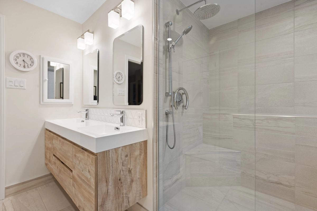 meuble salle de bain bois et blanc miroir applique peinture beige douche