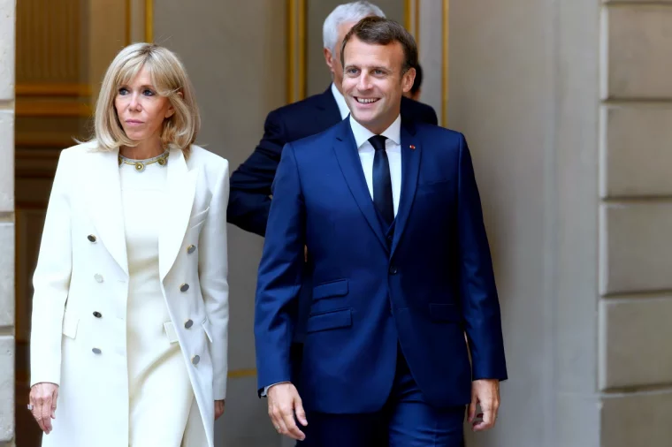 mode femme 50 ans brigitte macron tenue blanche macron costume bleu