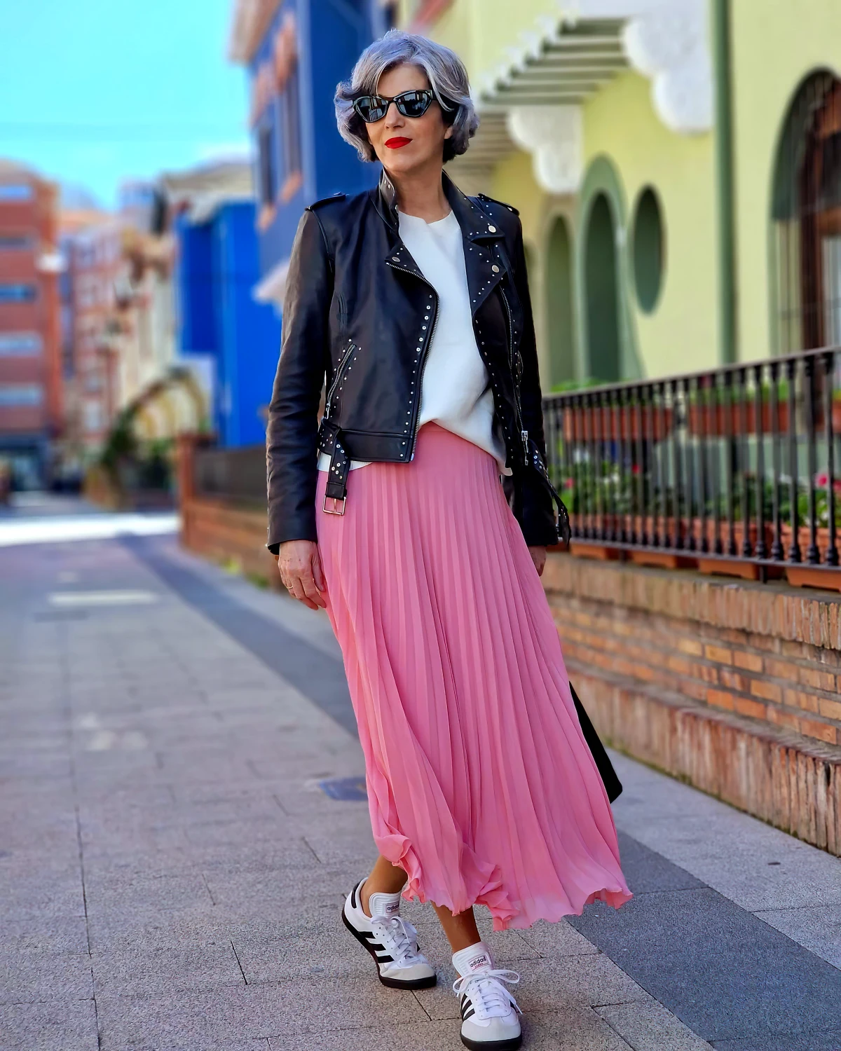 mode femme 50 ans jupe longue plissee rose veste en cuir