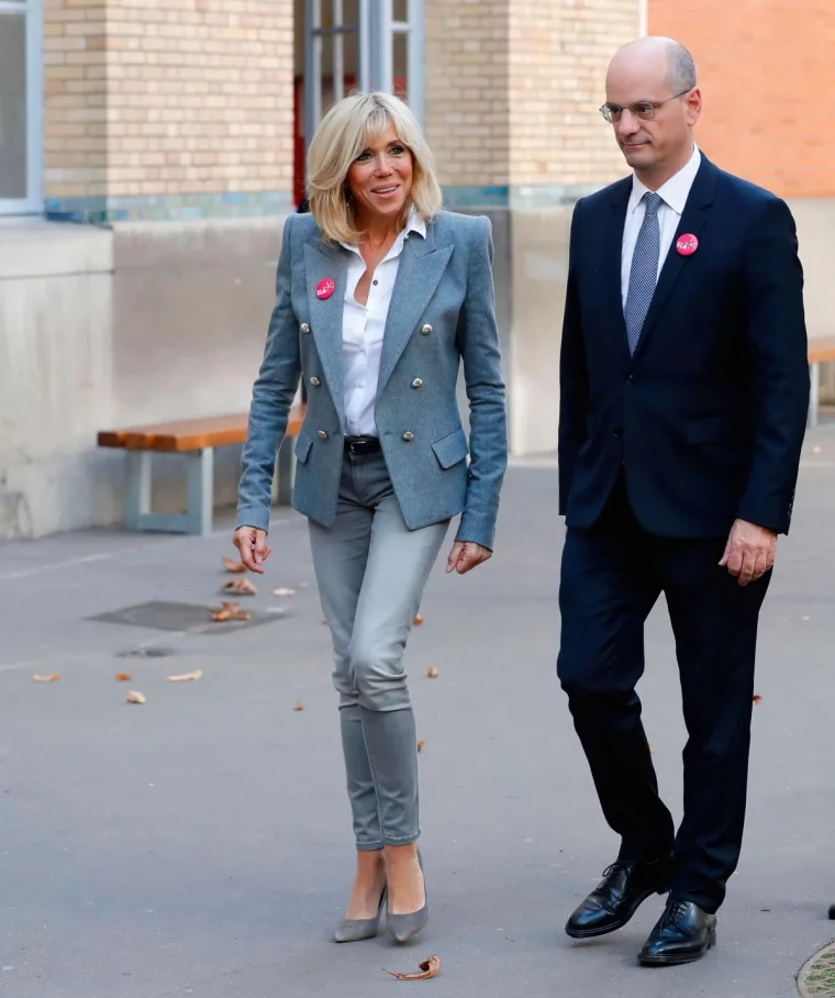 mode femme 60 ans jean brigitte macron tenue gris homme costume