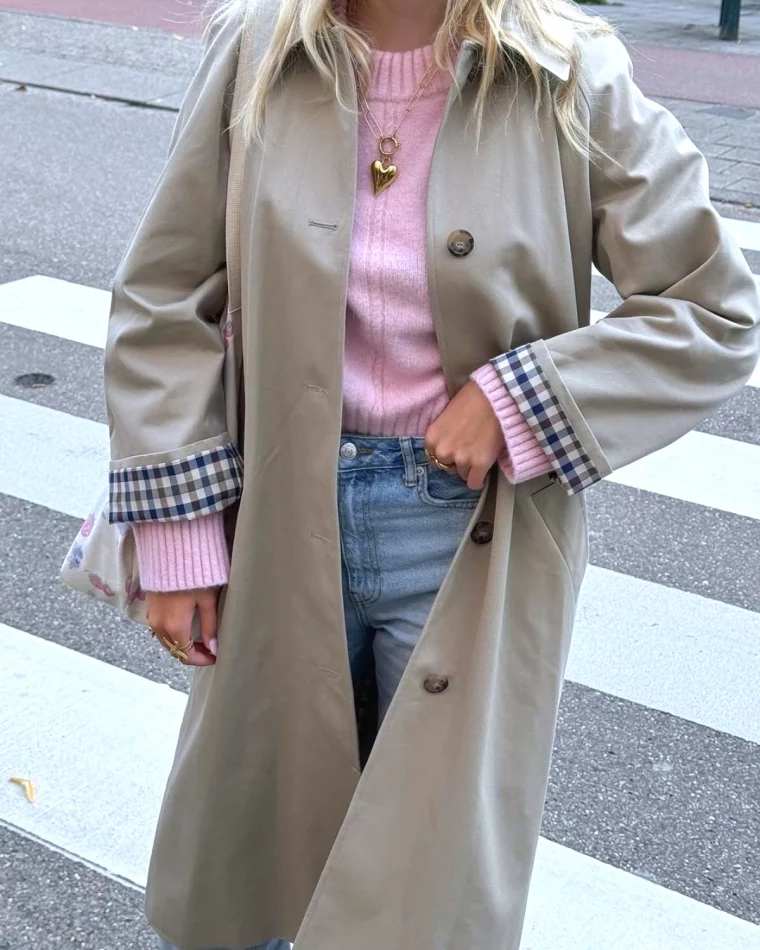 mode femme 60 ans trench avec pull rose