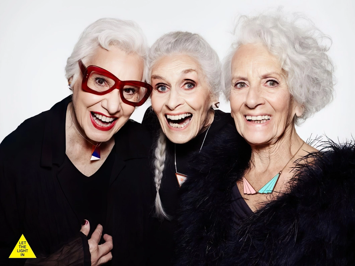 mode femme apres 70 ans couleurs cheveux gris tenue vetement noirs