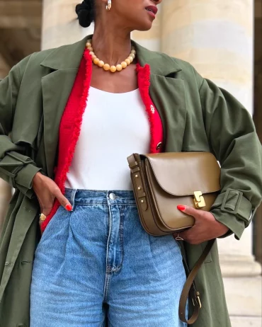 mode tendance 2024 femme 60 ans manteau vert jilet rouge t hsirt blanc