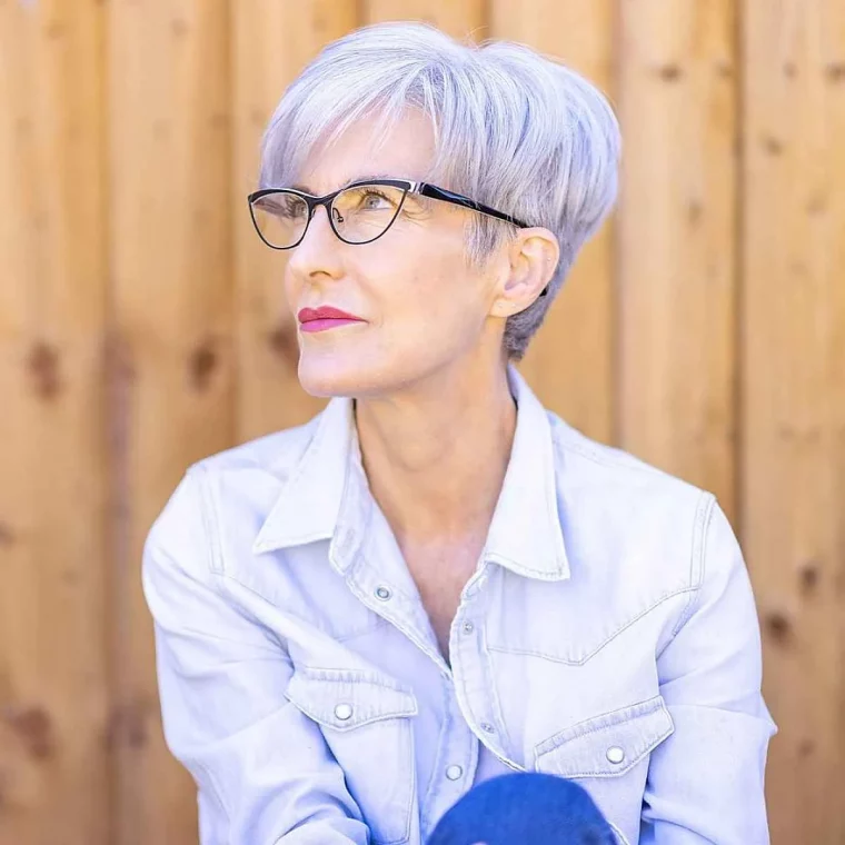 modèle coiffure femme 50 ans avec lunettes cheveux blancs et lunettes