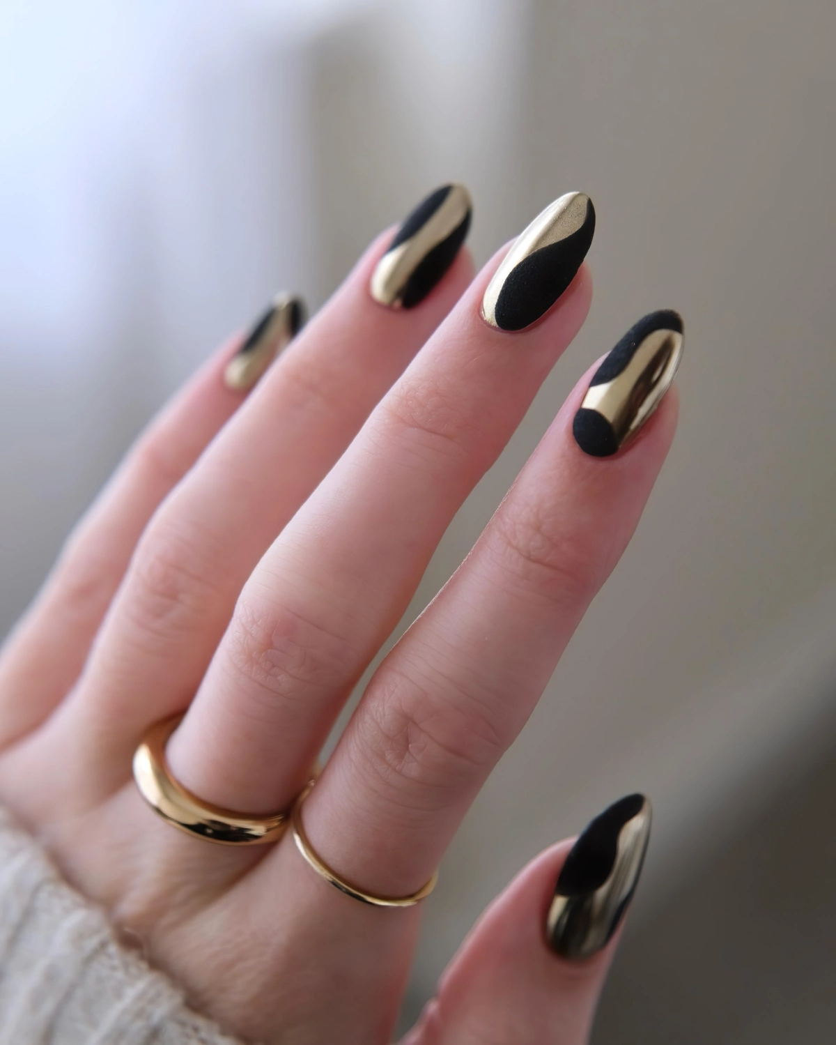 nail art noir et or ongles mat finition dessin or metallique bagues pull