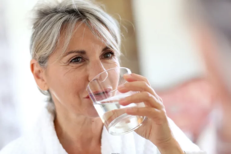 nettoyer son corps après les fêtes femme boit deleau