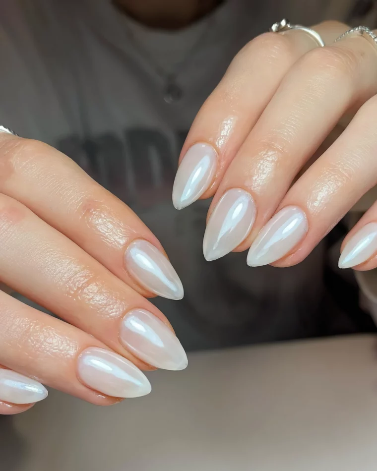 ongle effet perle vernis couleur milky white blanc laitueux bijoux argent