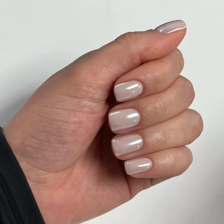 ongles courts manucure minimaliste nude chrome nails vernis base