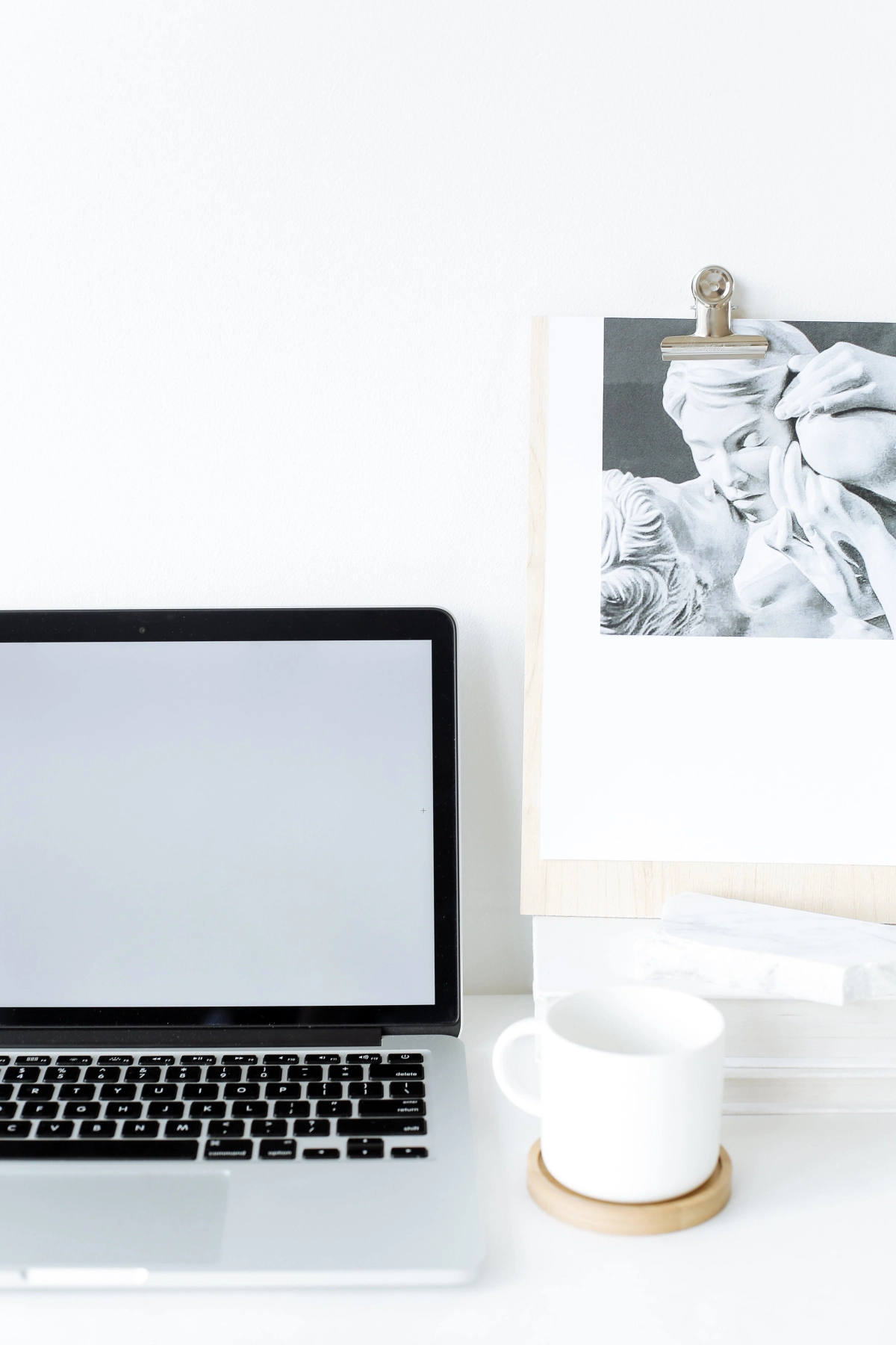 ordinateur bureau blanc tasse blanche dessous bois poster blanc et noir