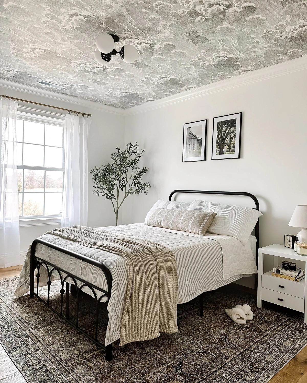 papier peint au plafond gris et blanc tete cadre de lit noir plaid beige