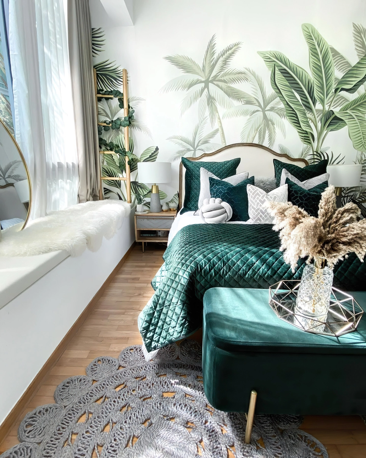 papier peint chambre moderne motifs palmiers verts tapis rond tresse